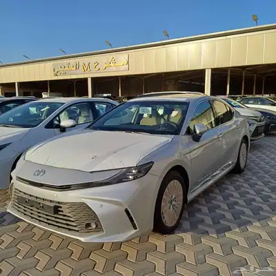 تويوتا كامري LE بنزين 2025 بطاقه اسود فضي ابيض 1