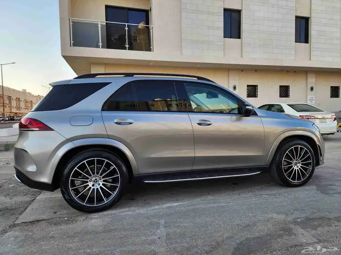 مرسيدس GLE350 2021 لون ذهبي نايت باكج 9