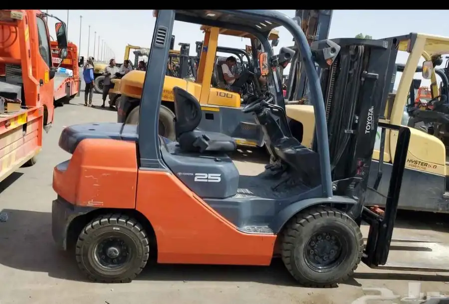 Forklift for monthly rent with driver رافعة شوكيه للايجار 0