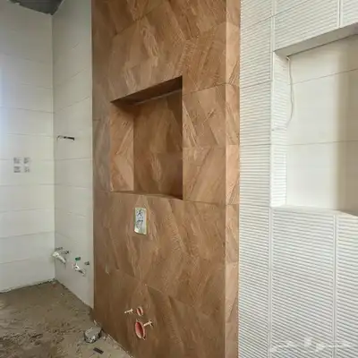 سوريين محترفين بتركيب جميع انواع الديكور و البلاط 0