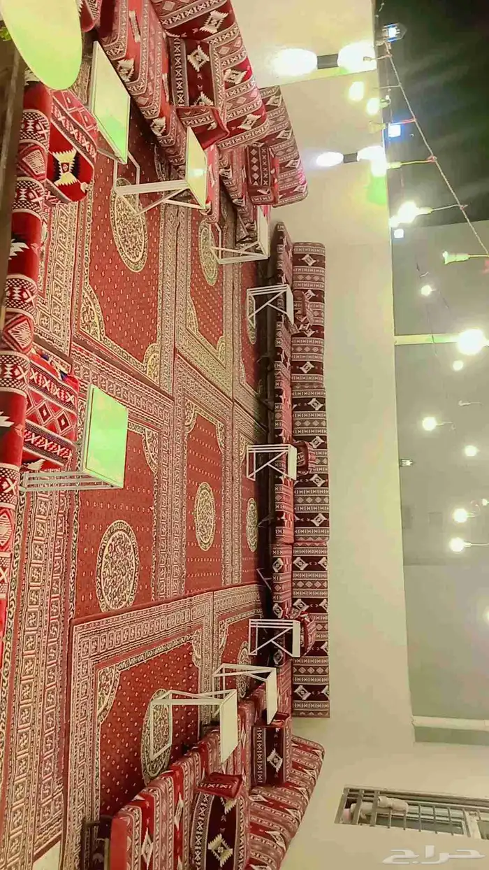 طاولات قزاز وكراس شفاف مع تنسيق الورد وجلسات عربية 4