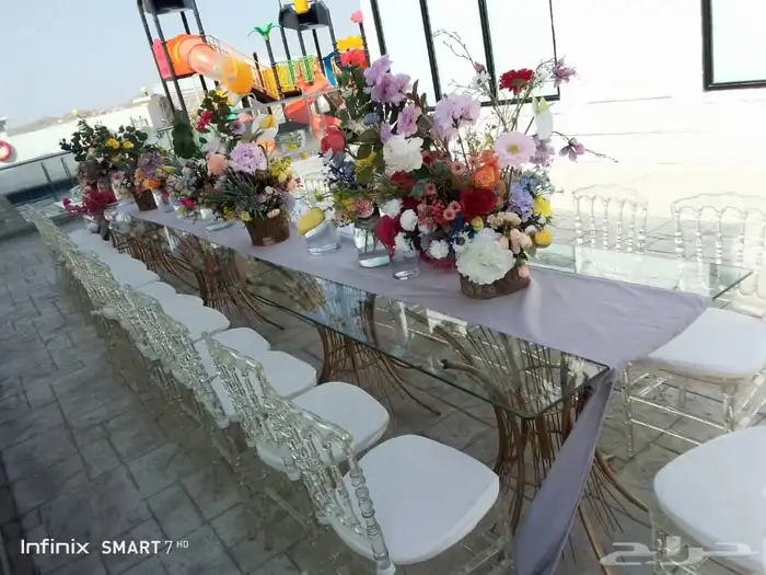 طاولات قزاز وكراس شفاف مع تنسيق الورد وجلسات عربية 1