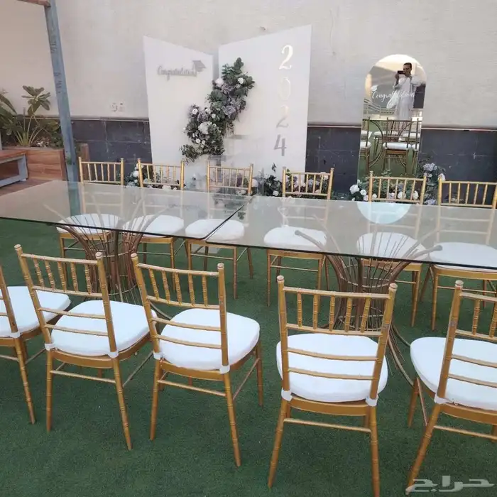 طاولات قزاز وكراس شفاف مع تنسيق الورد وجلسات عربية 0