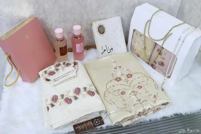 سجاد وشرشف صلاه ومصحف وعطر بوكس متكامل كهديه 0