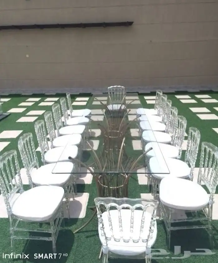 طاولات قزاز وكراس شفاف مع تنسيق الورد وجلسات عربية 2