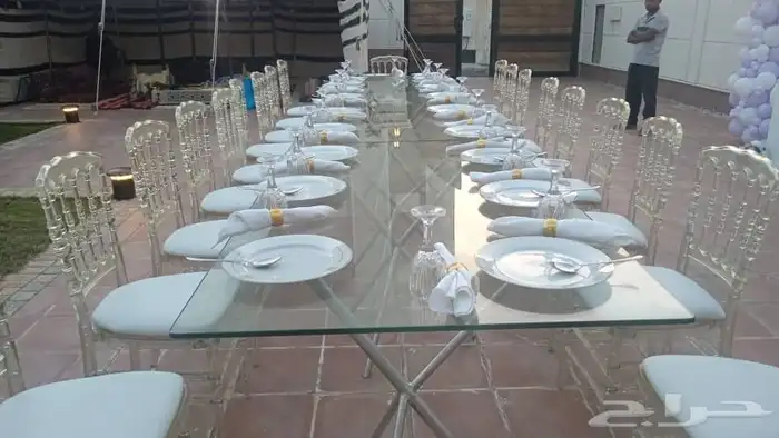 طاولات قزاز وكراس شفاف مع تنسيق الورد وجلسات عربية 3