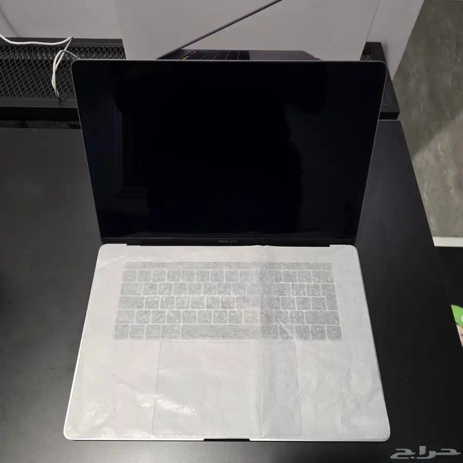 ماك بوك برو تاتش بار نظيف جدا 9