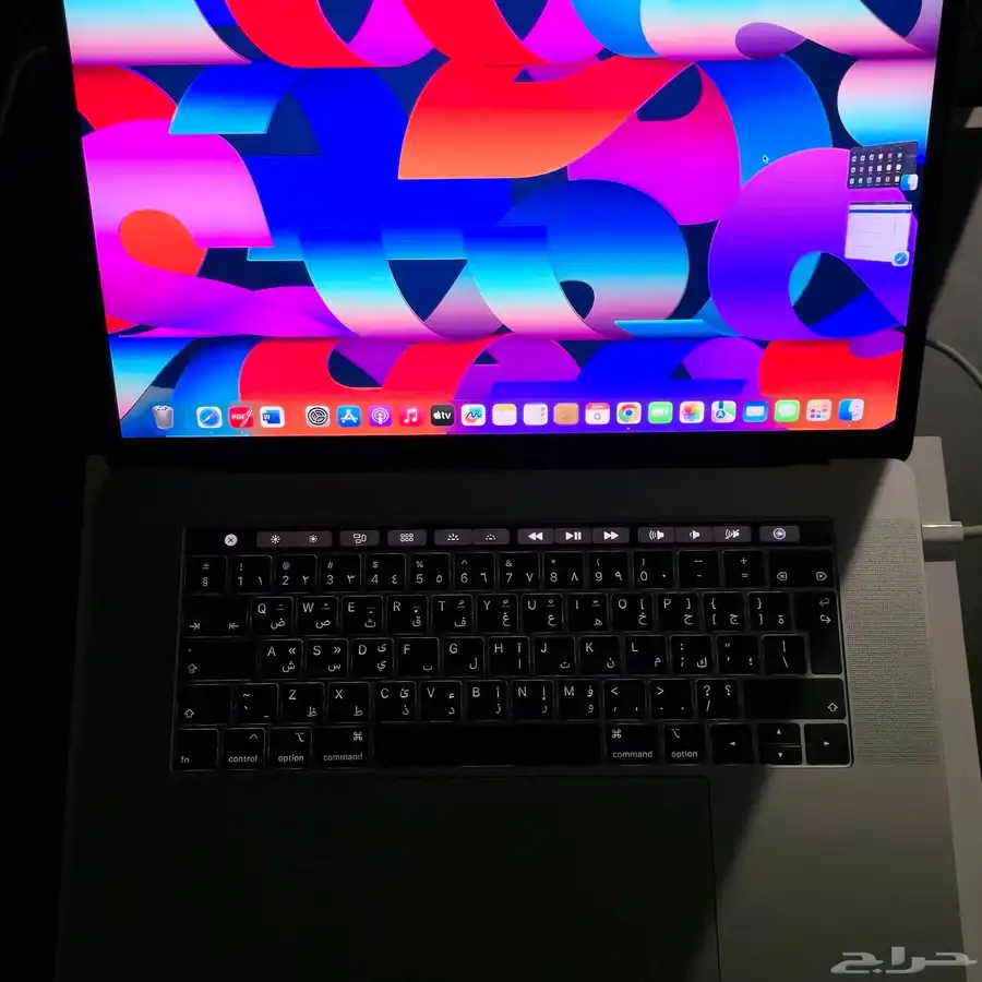 ماك بوك برو تاتش بار نظيف جدا 8