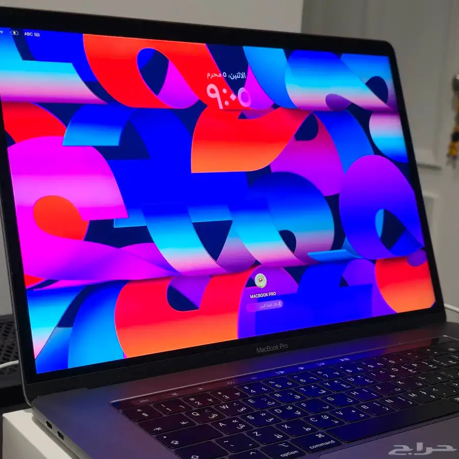 ماك بوك برو تاتش بار نظيف جدا 7