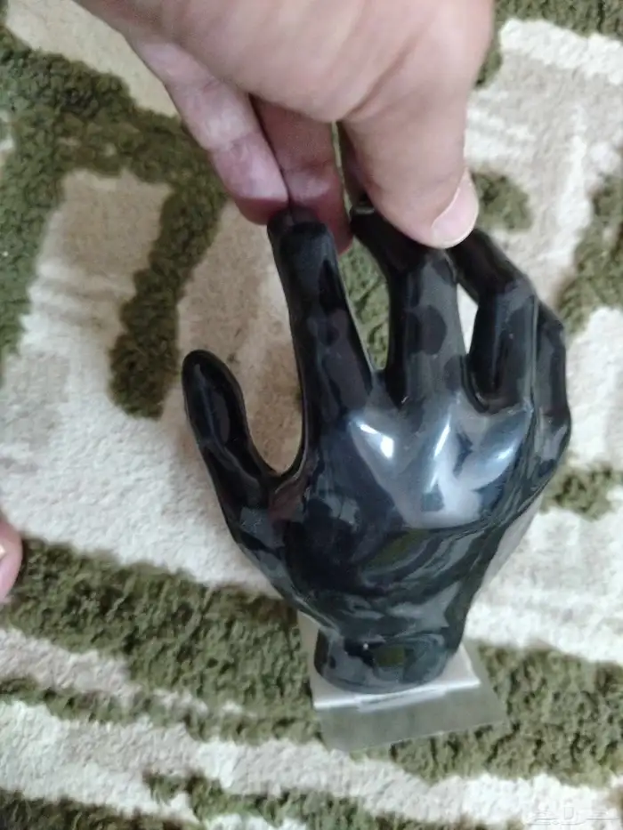 يد تمثال 1