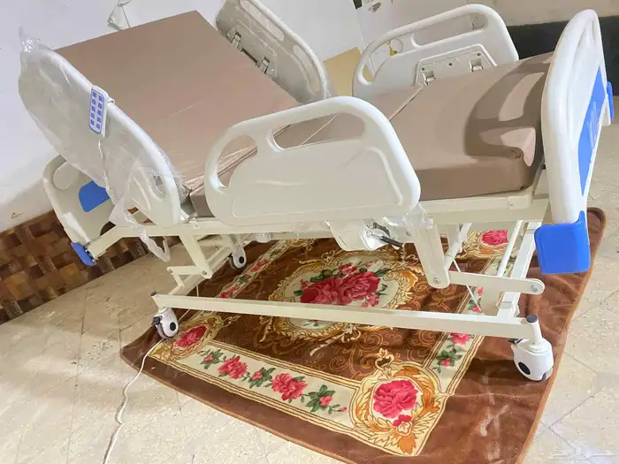 سرير طبي كهربائي مع المرتبة 1