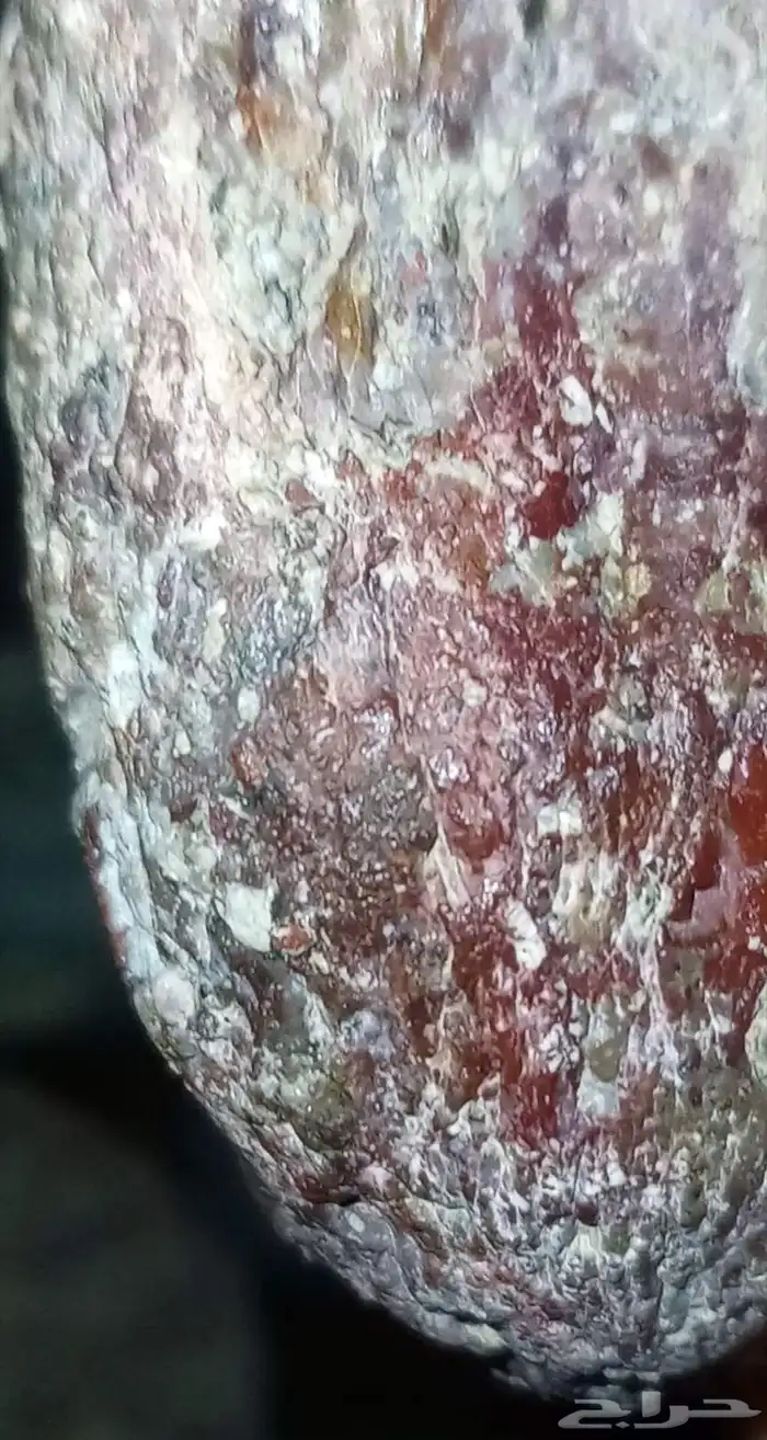 حجر غالب عليه ألون الروبي.Ruby colored stone 2