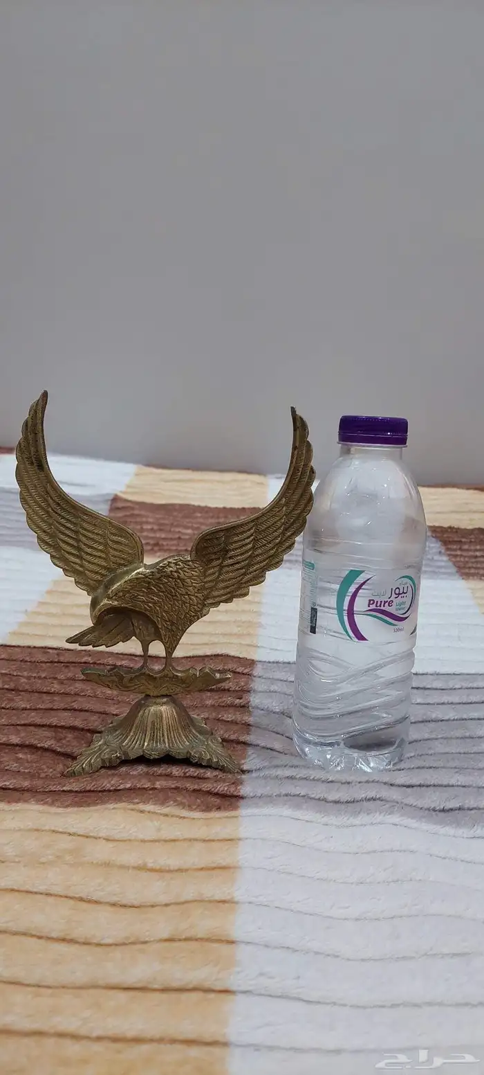 تمثال نحاس على شكل صقر 1