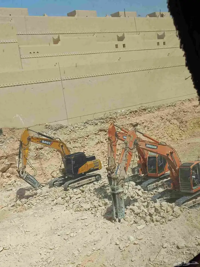 بوكلينات للايجار حفر اراضي اعمال شركات 2