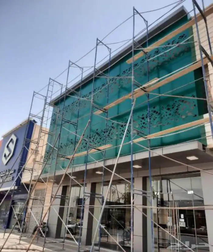 تركيب لوحات حروف بارزة بنر استيكرات صيانة لوحات واجهات كلادن 4