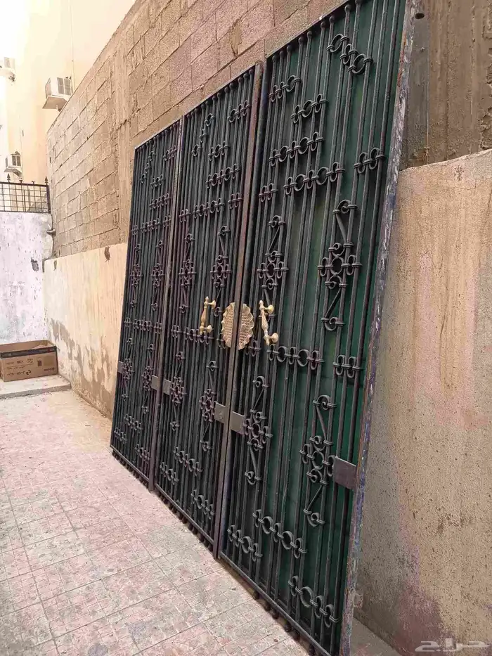 للبيع بوابة كبيرة ونظيفه 0