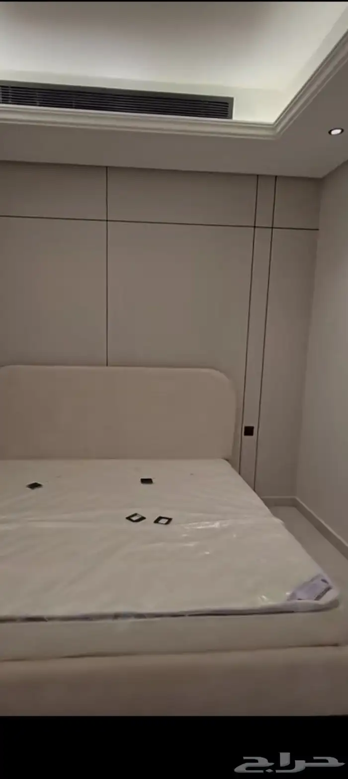 ورق جدران قماشي لينن  . نعلات فيبر ابيض . فوم براويز اطارات 0