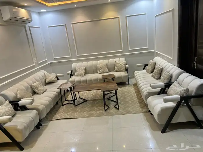 طقم كنب 11شخص مع الطاوله والفرشه. اخوالجديد بسعر 1200 0