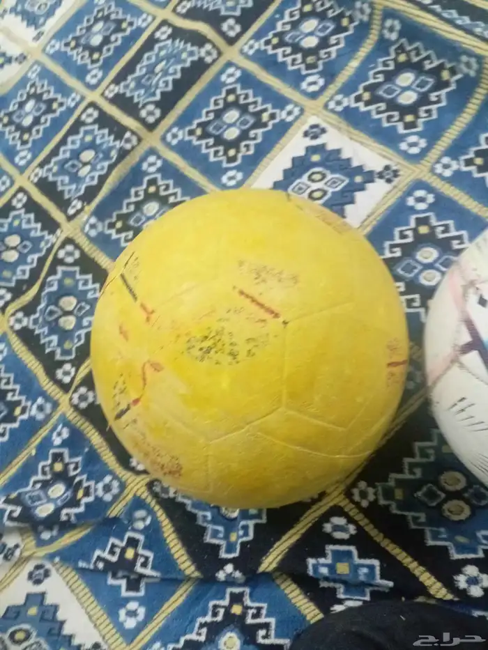 للبيع كورتين الصفره ب5 والثانيه 15 0