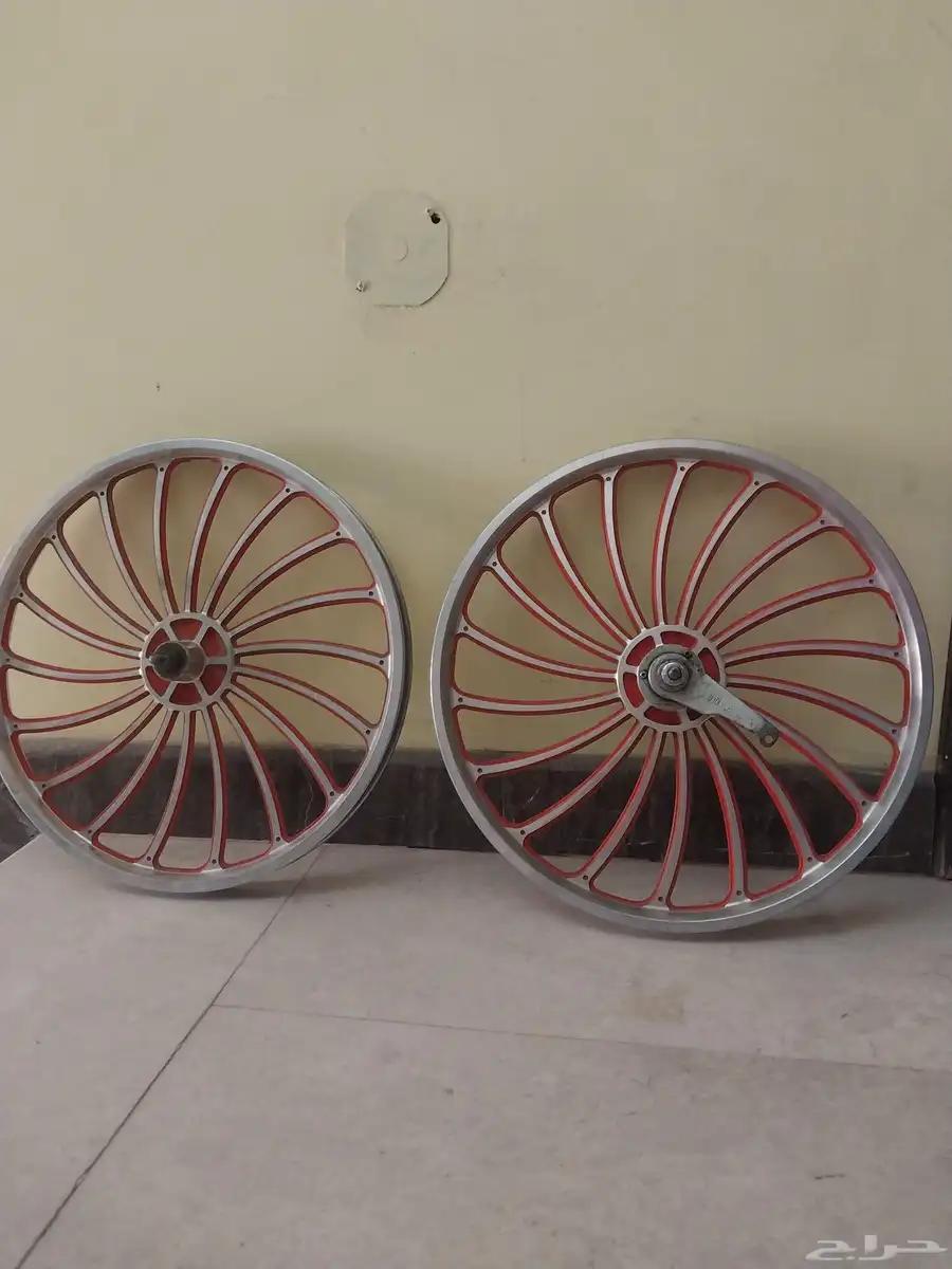 للبيع جنوط سيكل رامبو لونه حمرا مقاس الجنوط20 0