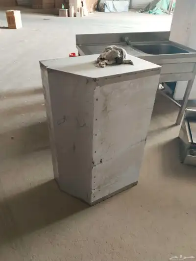 ثلاجه ومدخنه وقاعده غاز 3 عيون وا مغسله 0