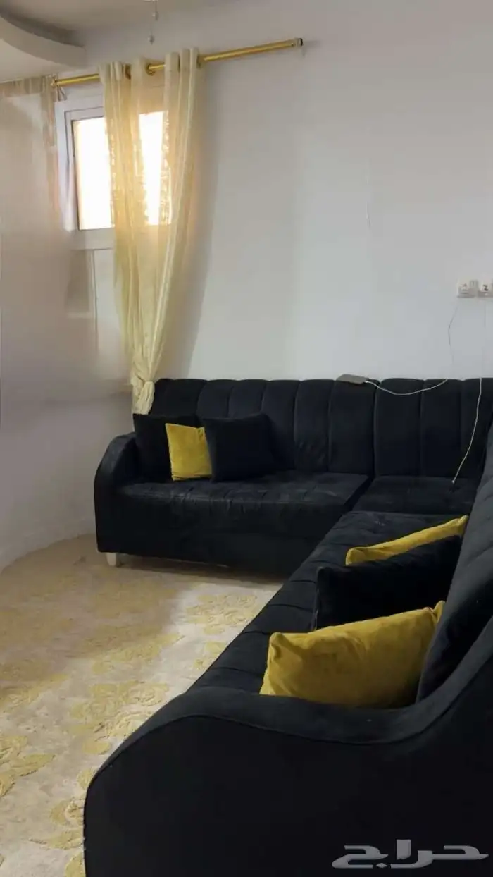 كنب 3 قطع للبيع اليوم اللي توقف السومة عليه . 1