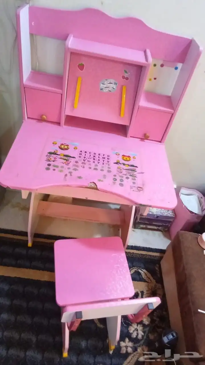 مكتب مدرسي نظيف 2