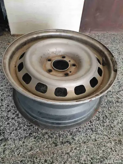 للبيع جنط عادي حديد مقاس 15 أو 16 مستخدم نظيف 1