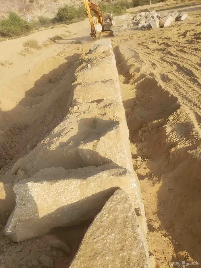 يوجدلدينا معدات ثقيله متكامله وسواقين ممتازين للبناء والهدد 5