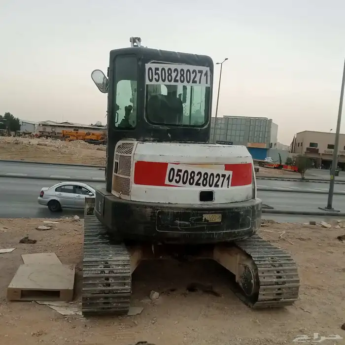 موجود بكلين صغير حجم خمسه طن يتميز بالشغل في الاماكن الضيقه 1