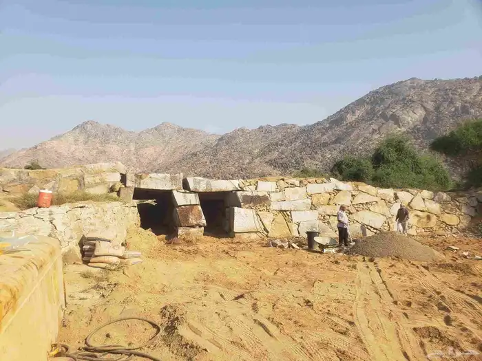 يوجدلدينا معدات ثقيله متكامله وسواقين ممتازين للبناء والهدد 1