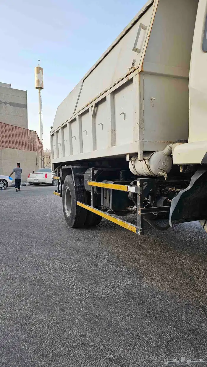 للبيع قلاب لوري نيسان 8