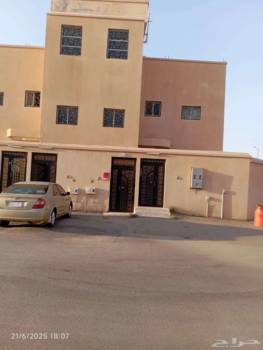 للايجار شقة علوية بحي سلطانة 1