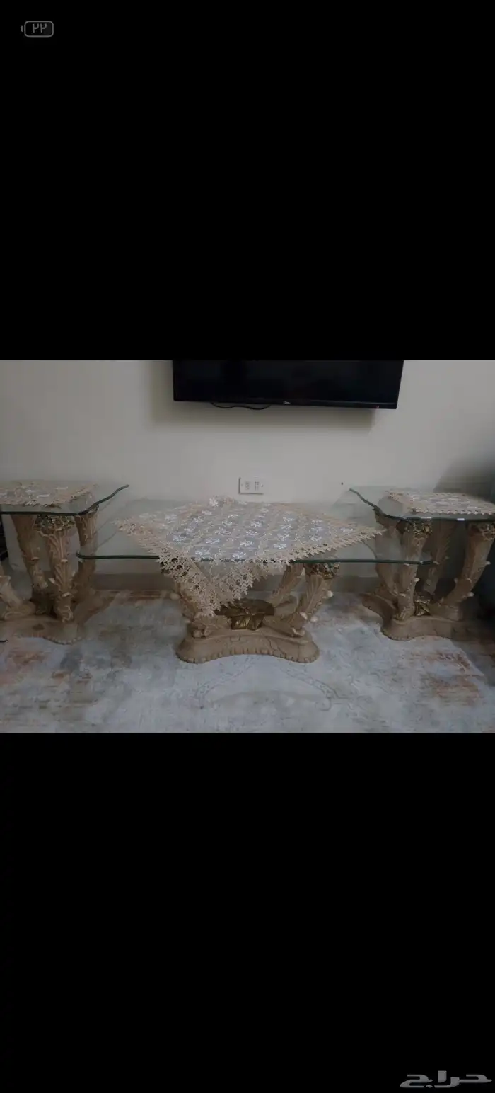 طاولات له قاعده و قزاز من فوق و رفوف 1