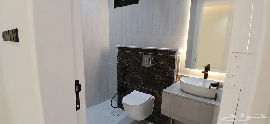 للبيع دور أرضيVIP في عماره دورين قرب مطار أبها وطريق الميه 21