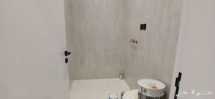للبيع دور أرضيVIP في عماره دورين قرب مطار أبها وطريق الميه 11