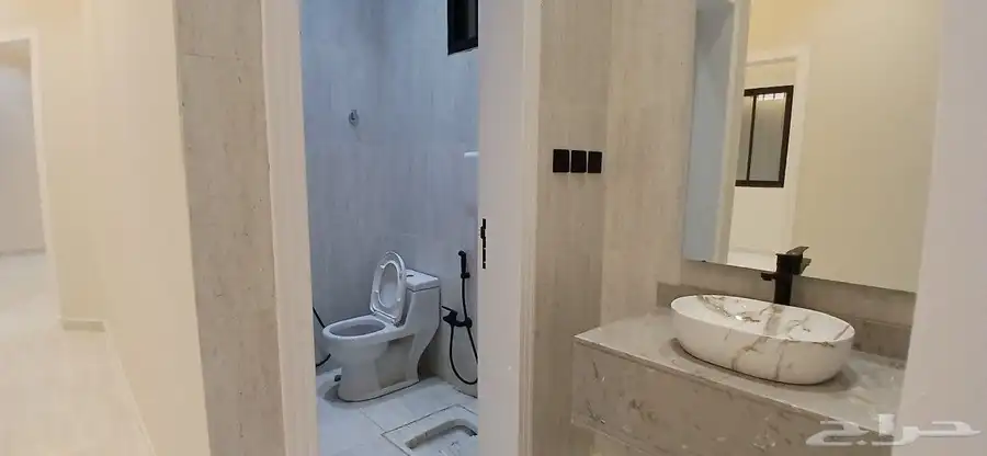 للبيع دور أرضيVIP في عماره دورين قرب مطار أبها وطريق الميه 15