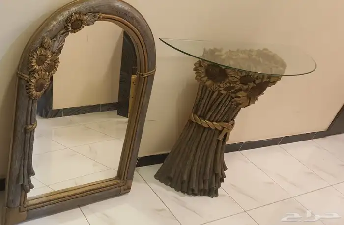 مدخل خشبي مع مرايه مع ثلاثة طاولات 0