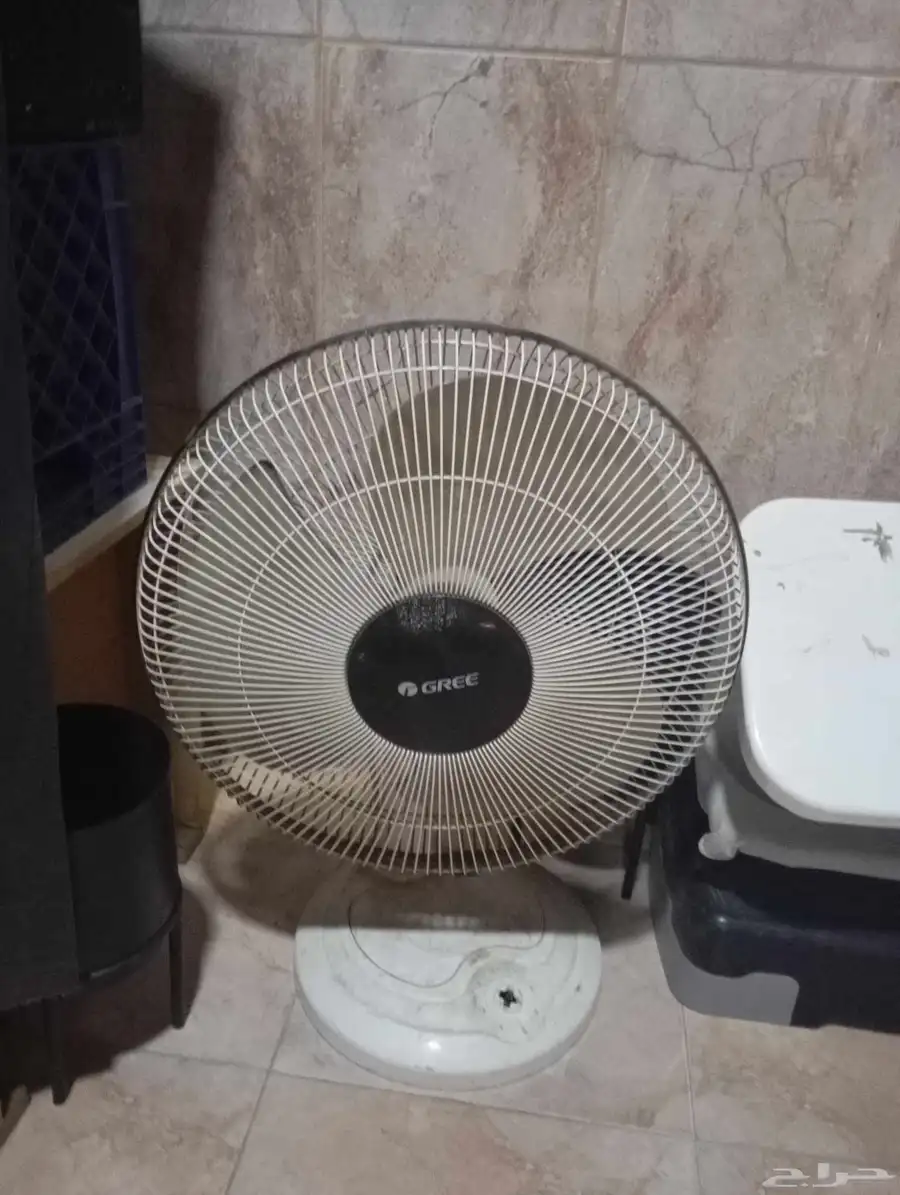 مكيف صحراوي ومروحتين وكواية ملابس وطاولة تلفزيون ولمبة ليد ك 1