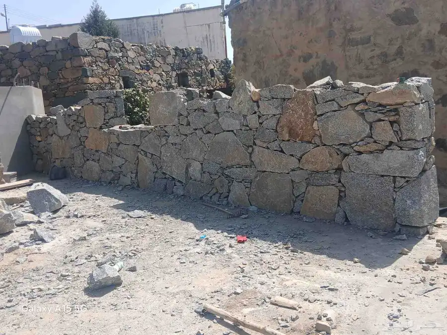 بناء جدار معدات ثقيلة بوكلين شيول وبناء حجر يد 3