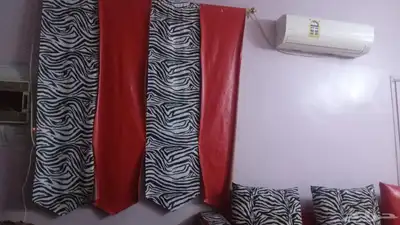 كنب مع طاولات وسجادة وستارة 1
