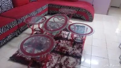 كنب مع طاولات وسجادة وستارة 0