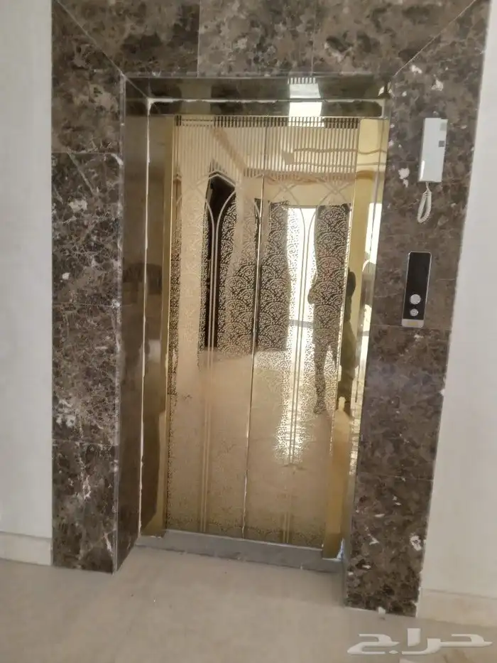 مصعد مستعمل للبيع استعمال نظيف جدا 1