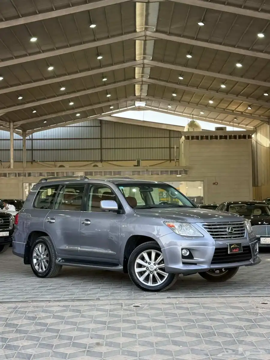 لكزس - 2011 - LX570 - فل كامل - بسعر 89 الف 2