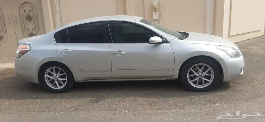 سياره نيسان التيما 2009 مرخصه جاهزه يوجد بها بعض الملاحيظ 3