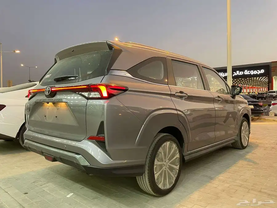 تويوتا فيلوز 2025 سعودي 7 مقاعد (بنزين) 1.5L 4