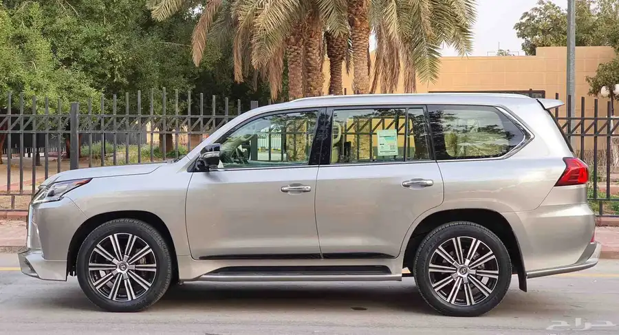 لكزس 2018 LX570 فل سعودي 3