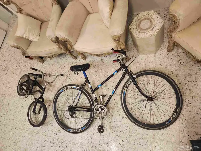 للبيع اثاث و طقمين كنب و متفرقات و دراجة ورفوف وكنب 4