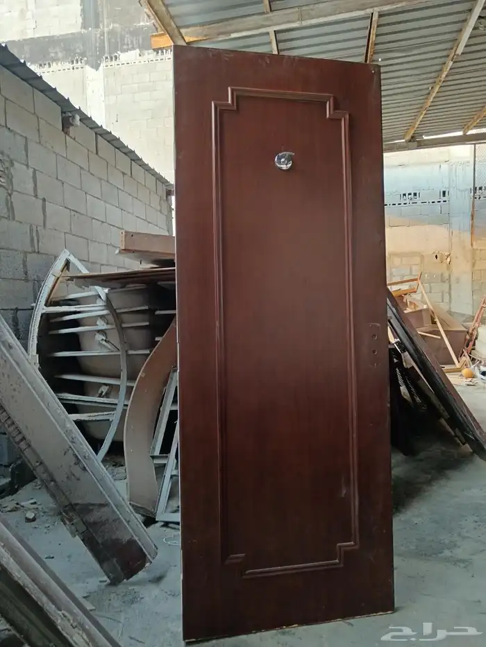 للبيع أبواب خشبية عدد 92 باب بسعر مميز الدمام 1