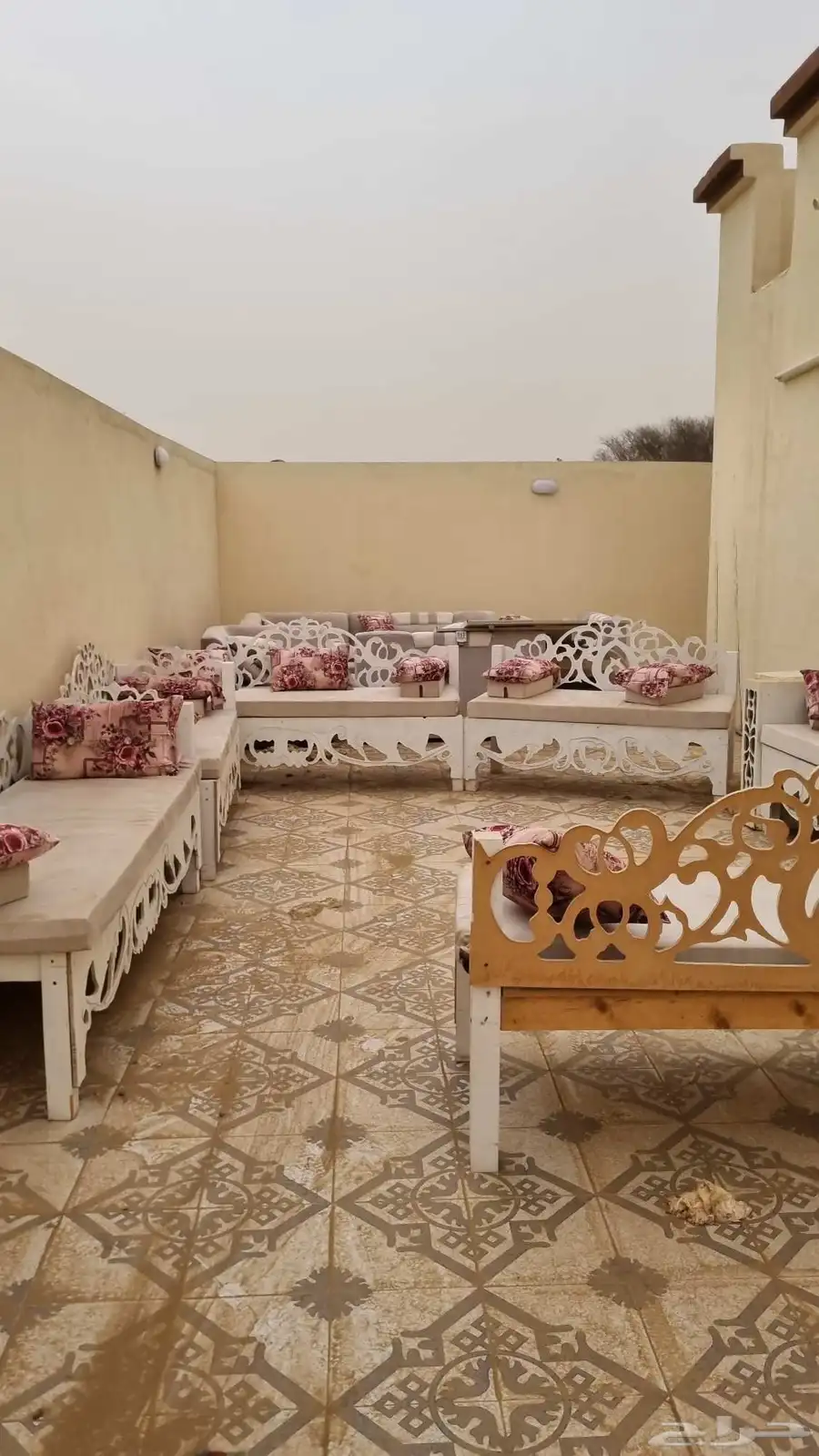 بيع كنب مستخدم نظيف  كراسي خشب مع الجلسات 6